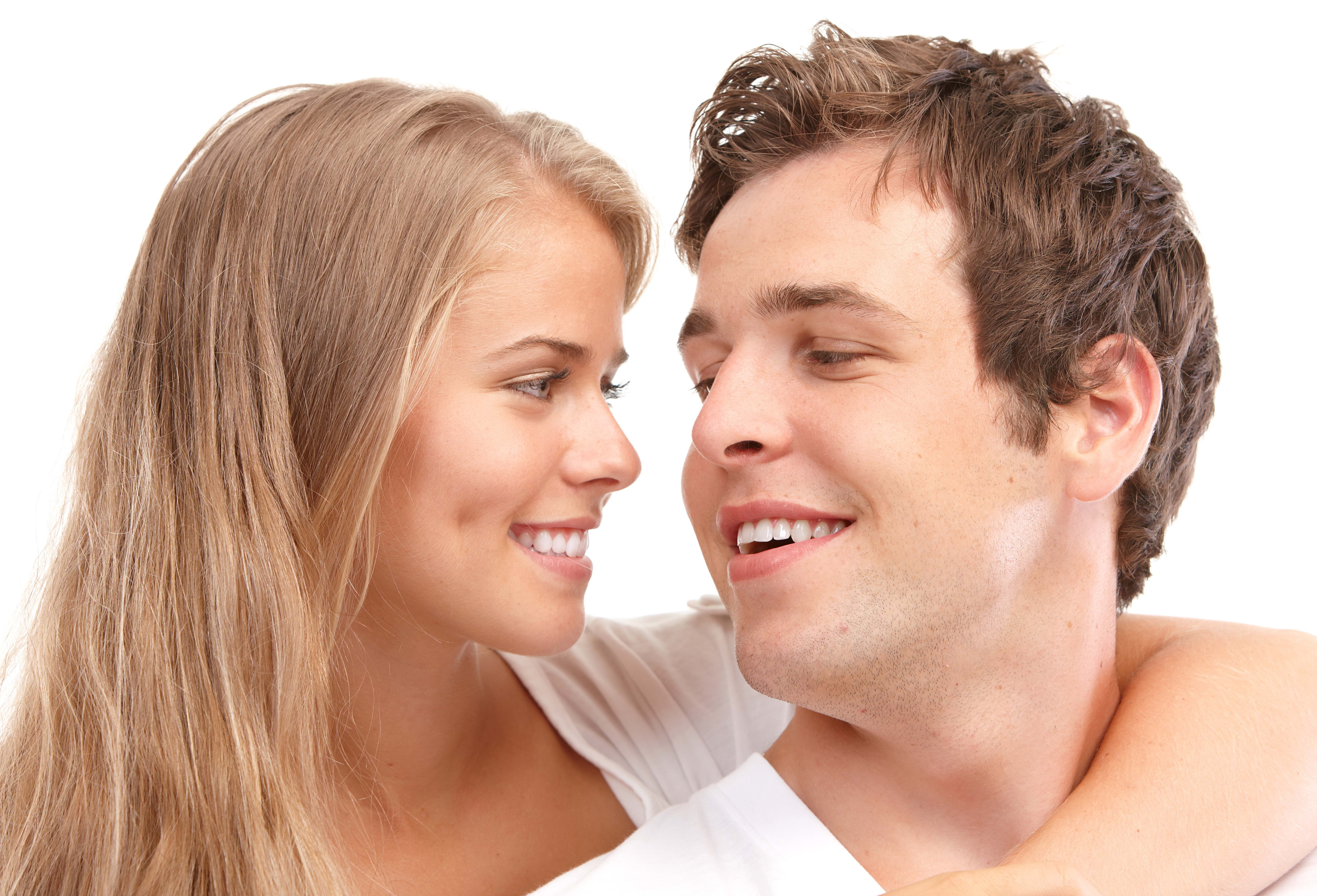 Почему мужчины выбирают молодых. Мужчина и женщина улыбаются. Молодая пара. Счастливые пары. Улыбка мужчина и женщина.