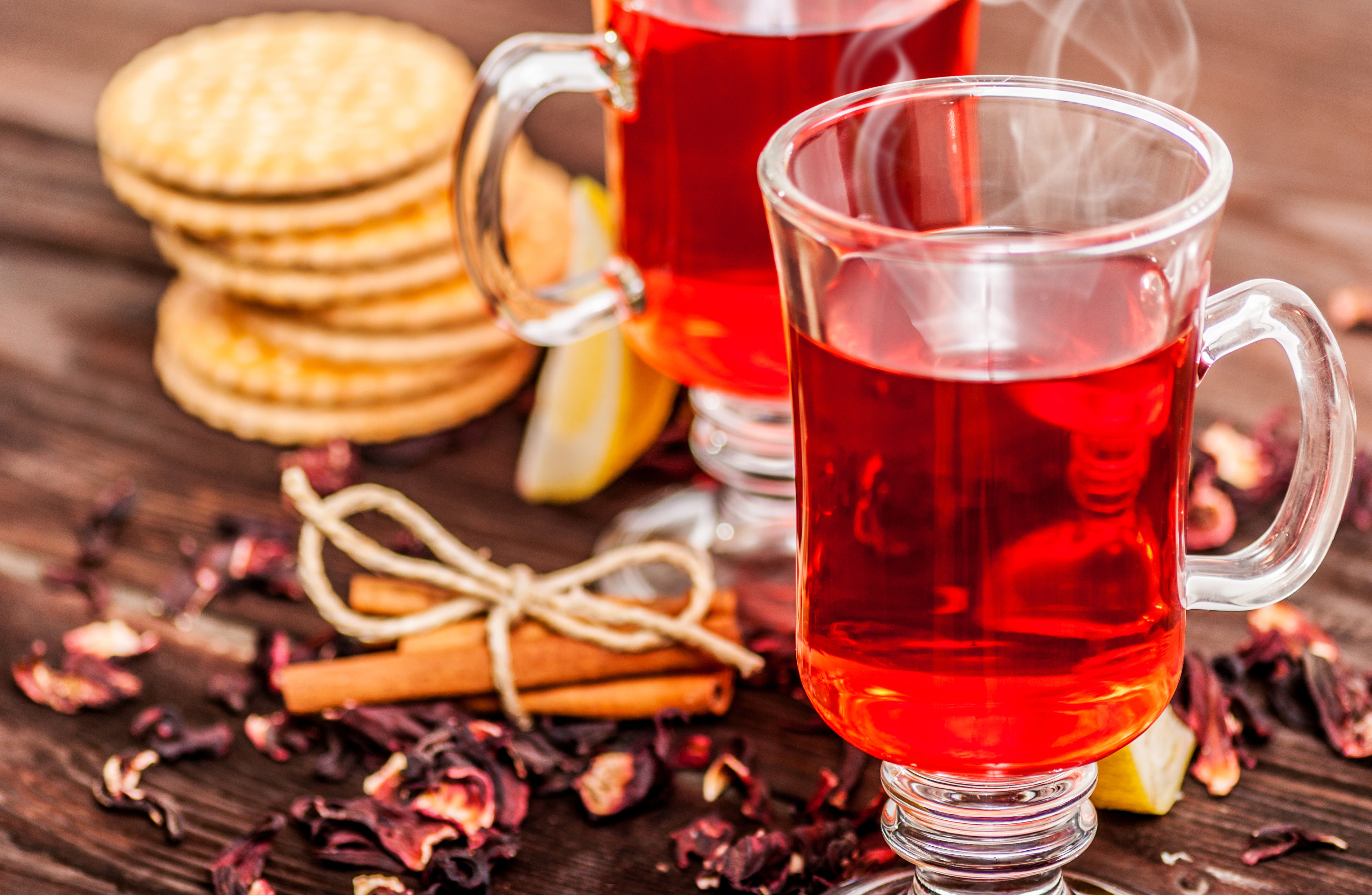 Каркаде как заваривать и пить. Красный чай каркаде. Чай "каркаде". Чайный напиток каркаде. Чай красного цвета.