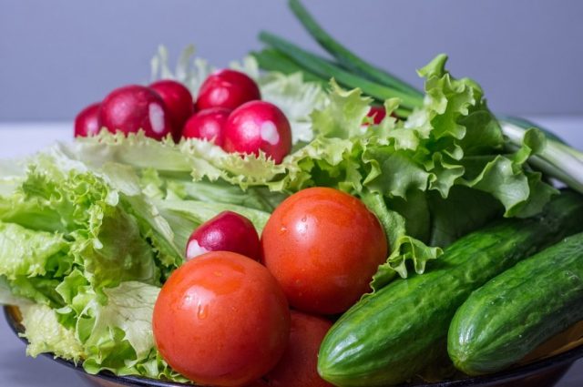 Салат с помидорами и огурцами полезные свойства